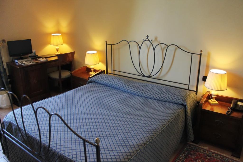 Hotel Castello Montegiove Fano Habitación foto